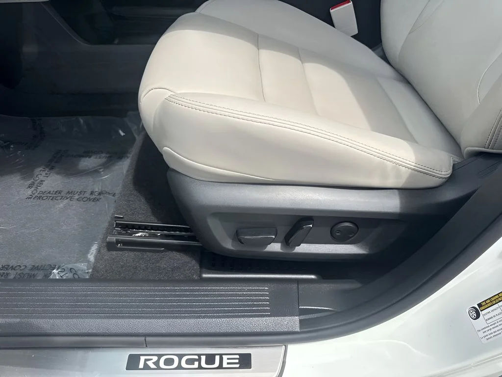 Used 2023 White Nissan SL image 10