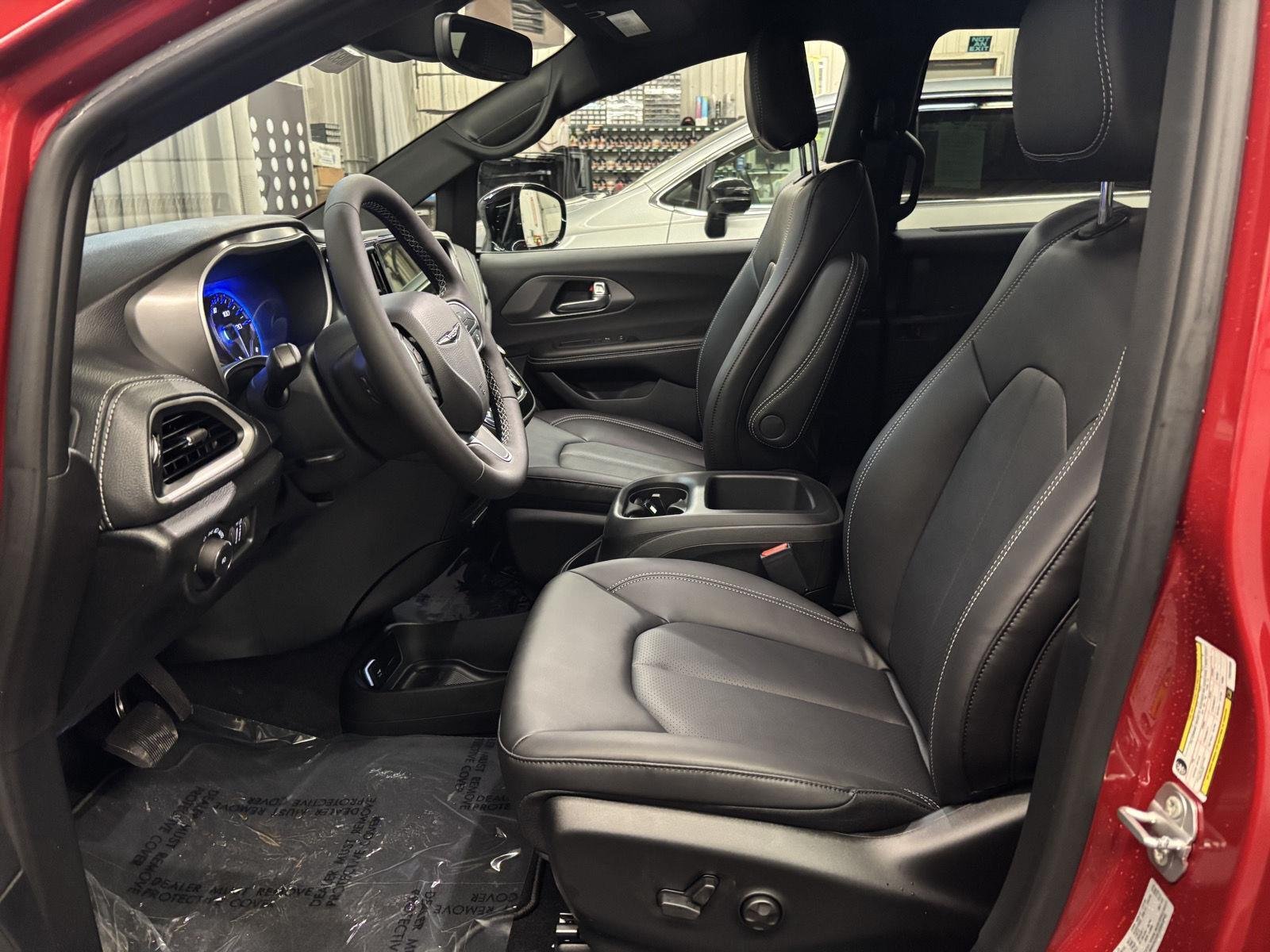 2026 Chrysler Pacifica Select - Photo 25