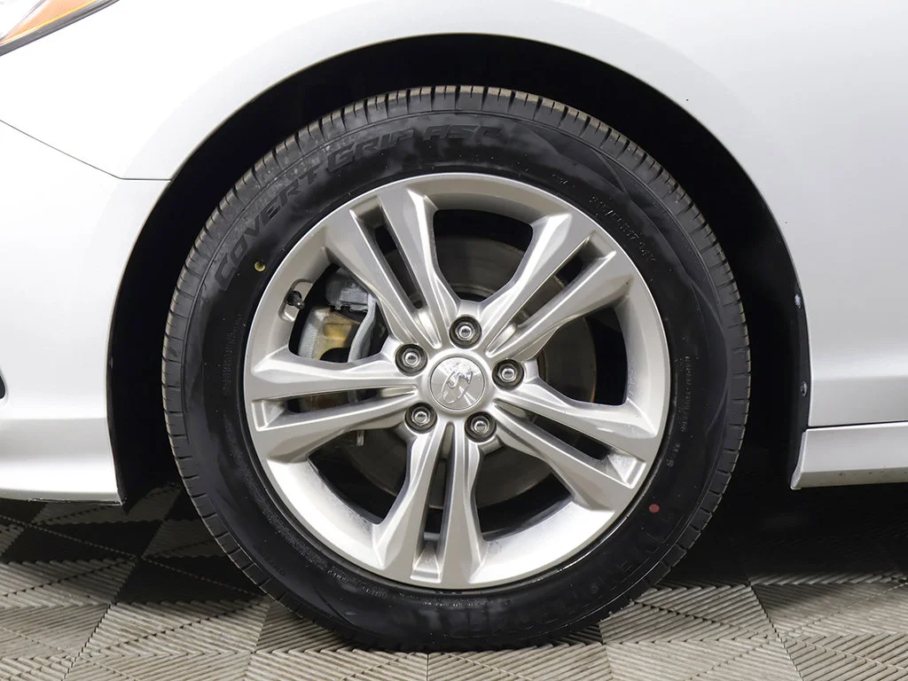 Used 2019 Silver Hyundai Limited image 25