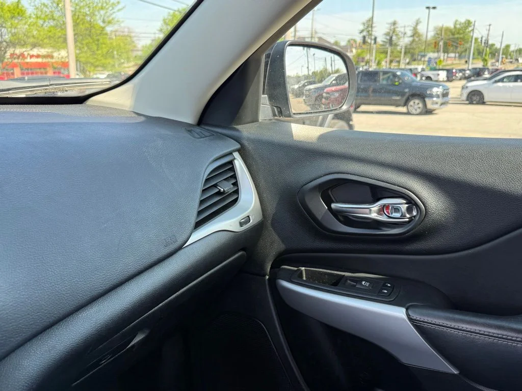 Used 2018 Black Jeep Latitude Plus image 22