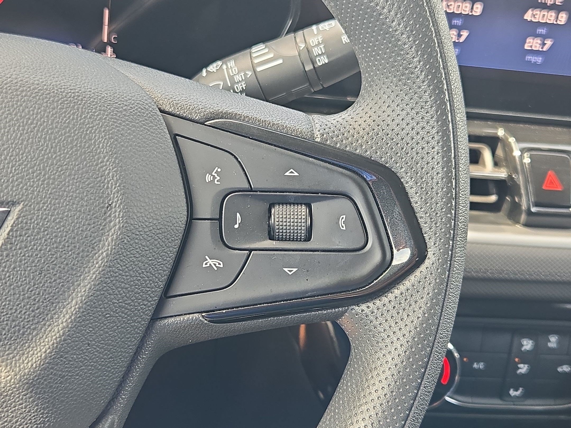 Used 2025 Summit White Chevrolet LT image 17