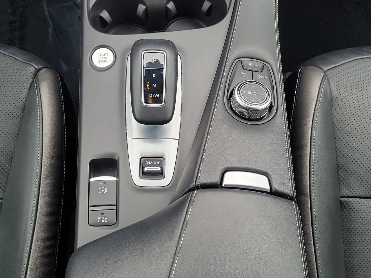 Used 2023 White INFINITI LUXE image 22
