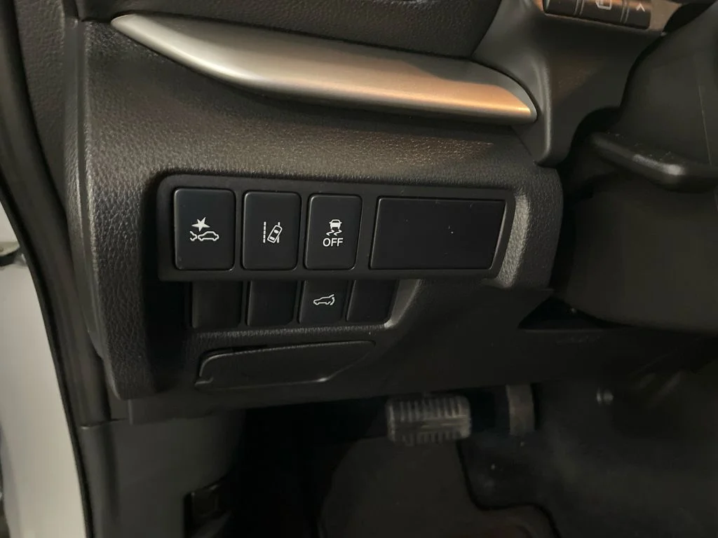 Used 2024 White Diamond Mitsubishi SE image 13
