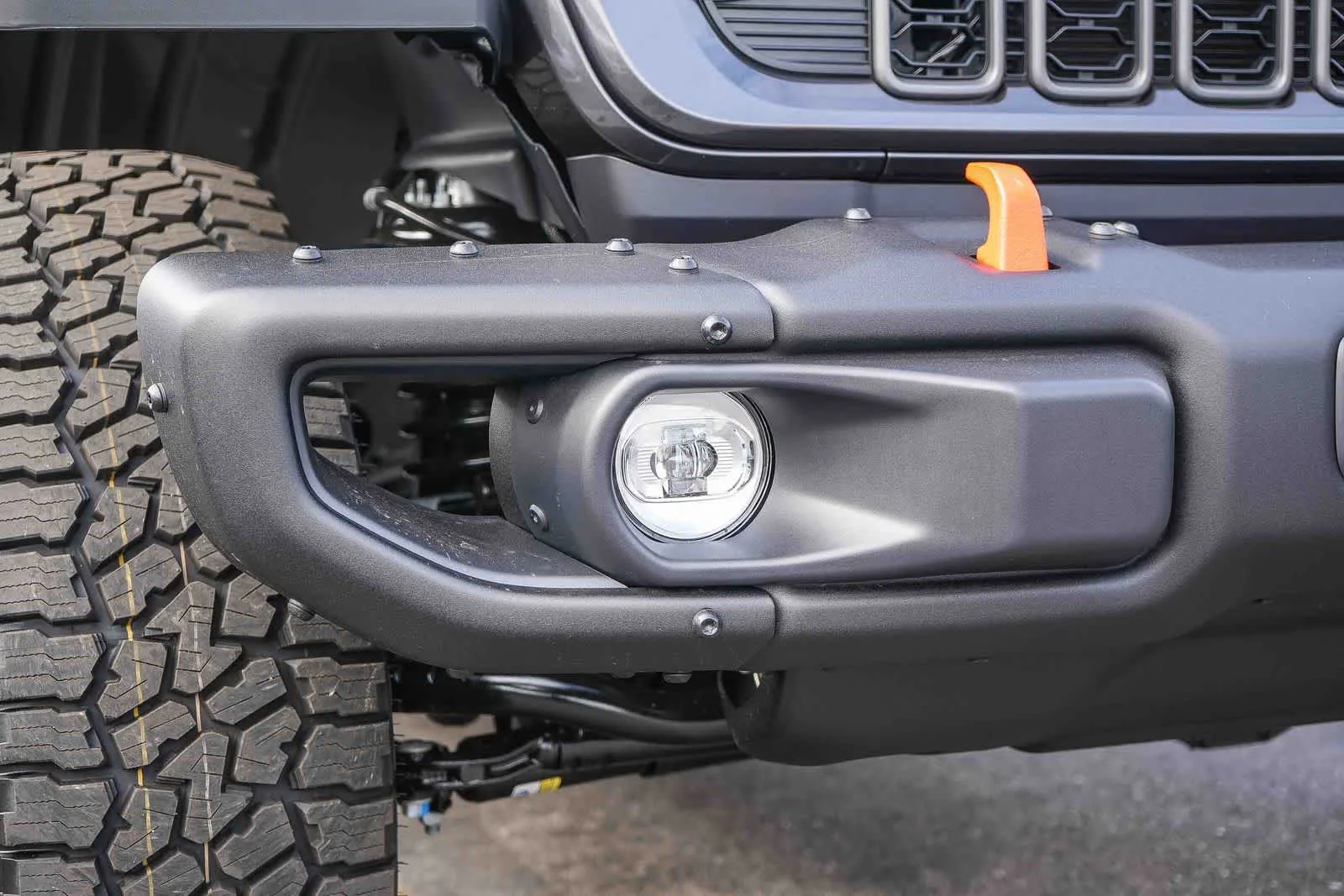 New 2026 Granite Crystal Metallic Clear-Coat Exterior Paint Jeep Mojave X image 6