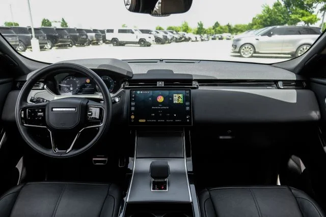 Used 2025  Land Rover Dynamic SE image 16
