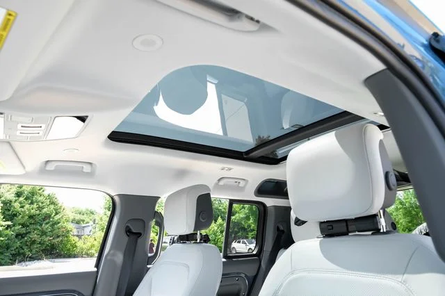 New 2026 Tasman Blue Land Rover X-Dynamic SE image 5