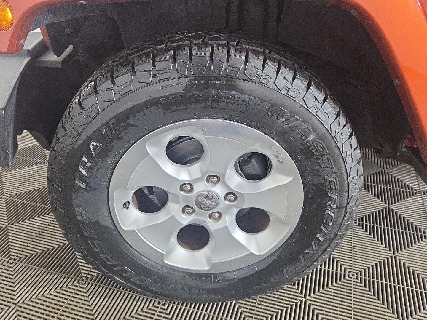 Used 2014 Copperhead Pearlcoat Jeep Sahara image 10