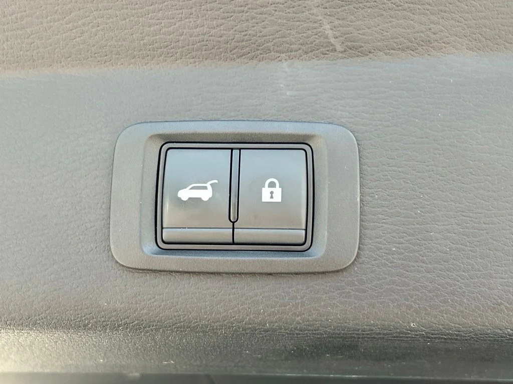 Used 2024 Silver Mitsubishi SE image 53