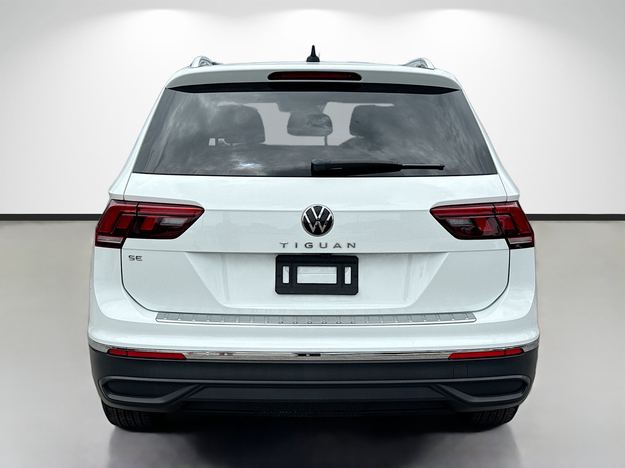 Used 2024 White Volkswagen SE image 4