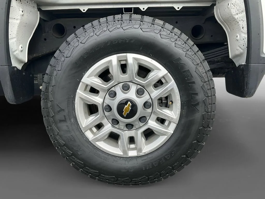 Used 2024 Summit White Chevrolet LT image 8