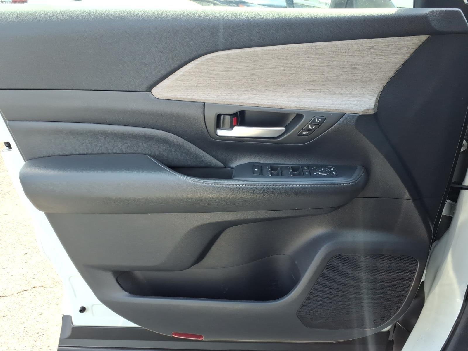 Used 2024 Wind Chill Pearl Toyota Limited image 30