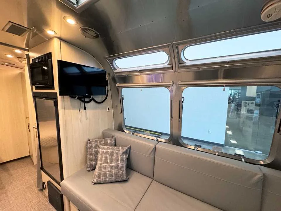Used 2021 SILVER AIRSTREAM  image 8