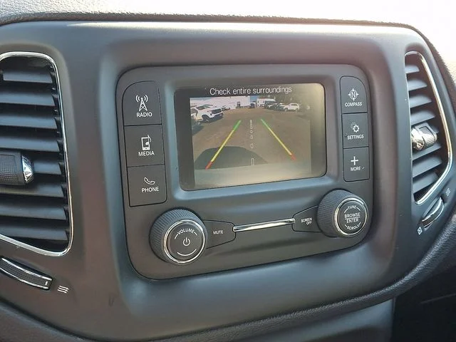 Used 2018 White Jeep Latitude image 18