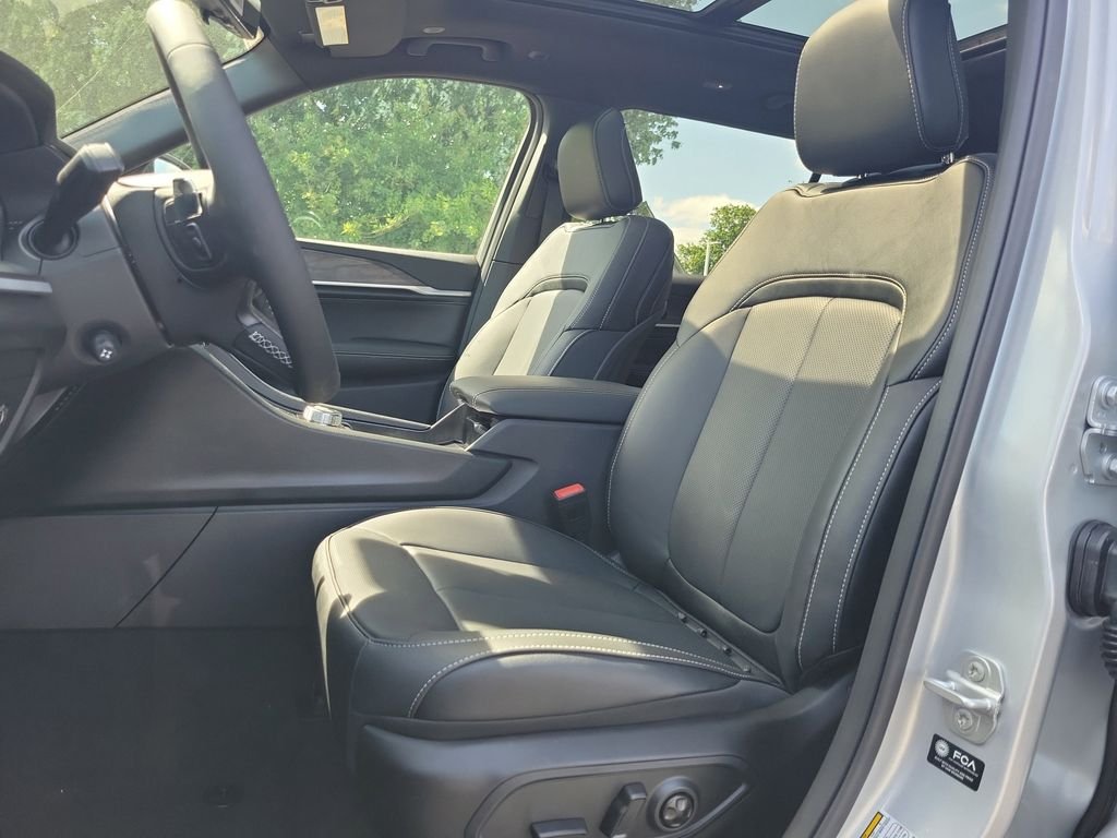 New 2026 Silver Zynith Exterior Paint Jeep Limited image 18