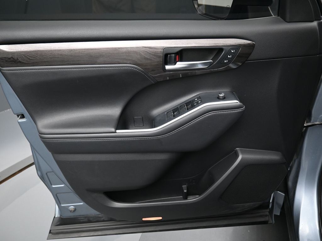 Used 2020  Toyota Platinum image 11