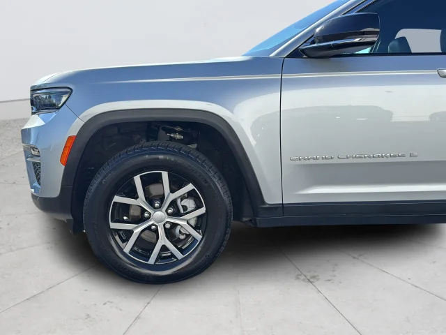Used 2024 Silver Jeep Limited image 37