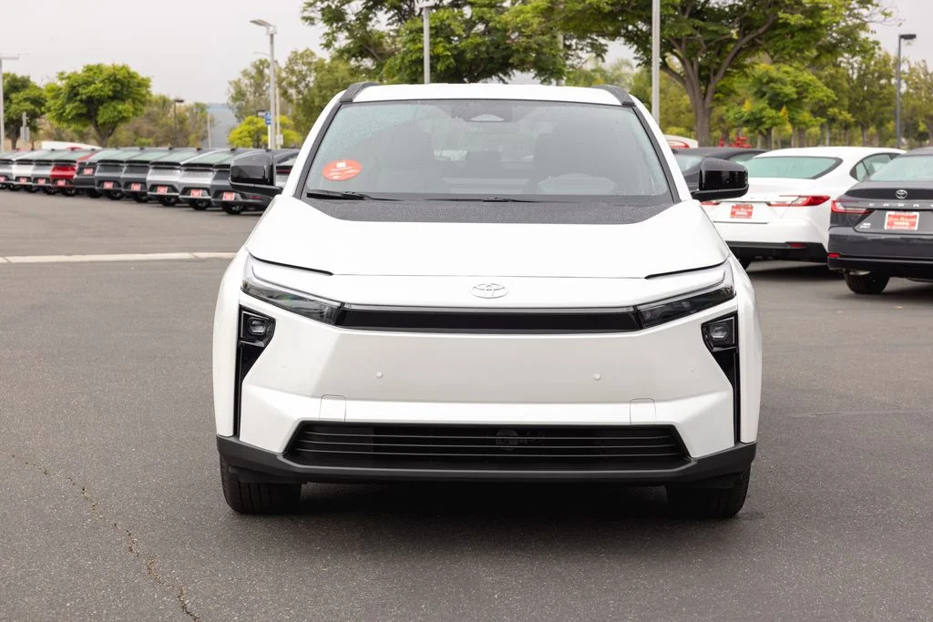 New 2026 Wind Chill Pearl <sup>1</sup> Toyota  XLE image 2