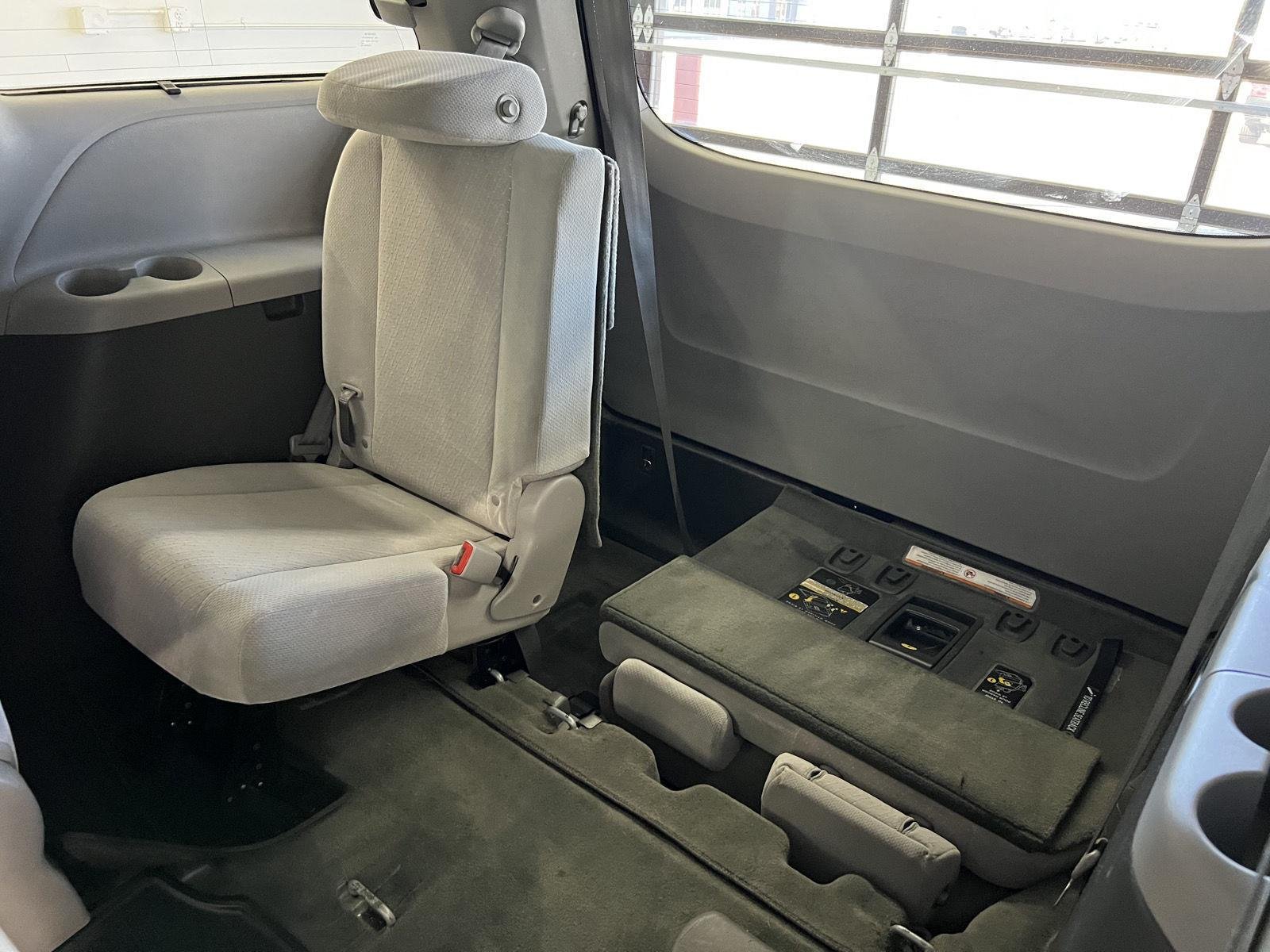2016 Toyota Sienna LE - Photo 23