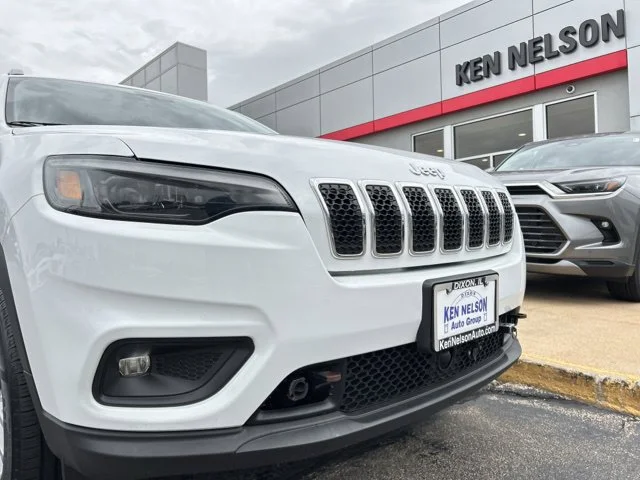 Used 2021 White Jeep Latitude Lux image 4
