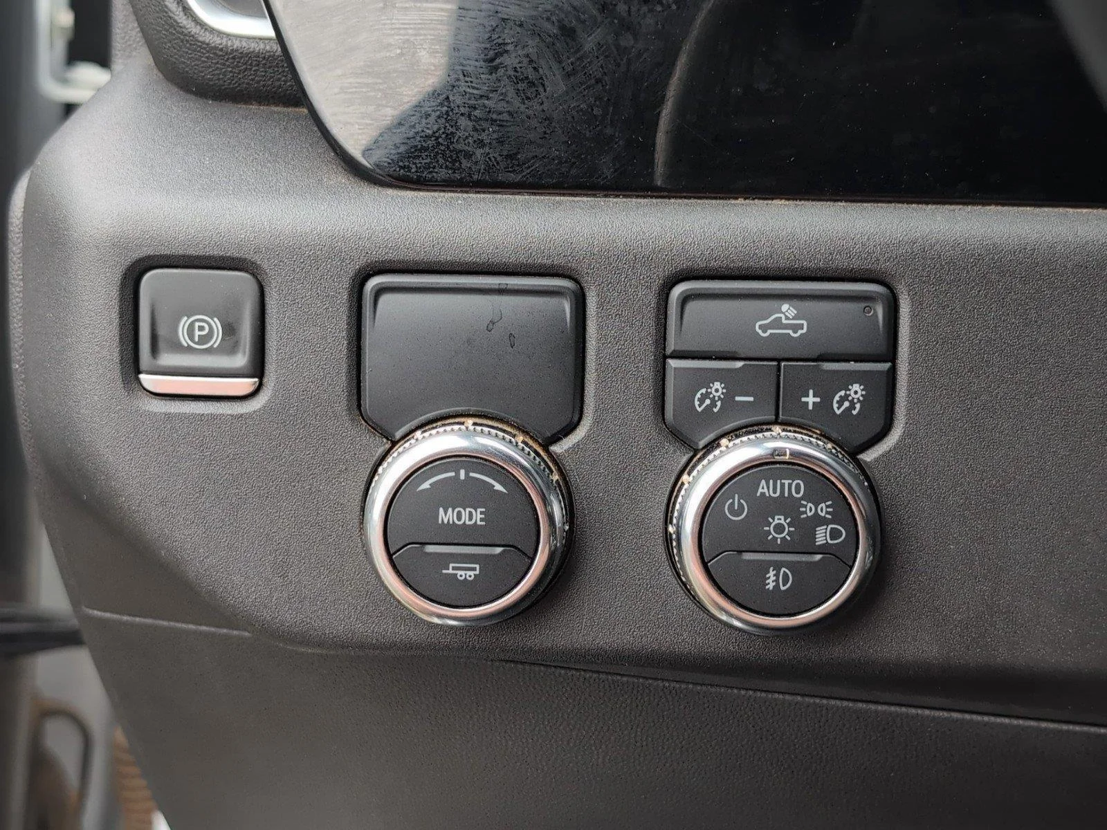 Used 2023 Summit White GMC Elevation image 27