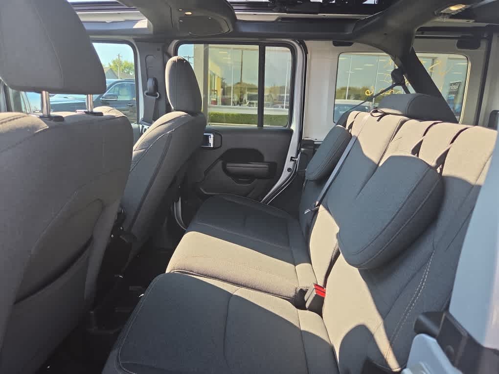 Used 2024 Silver Zynith Clearcoat Jeep Sport S image 7