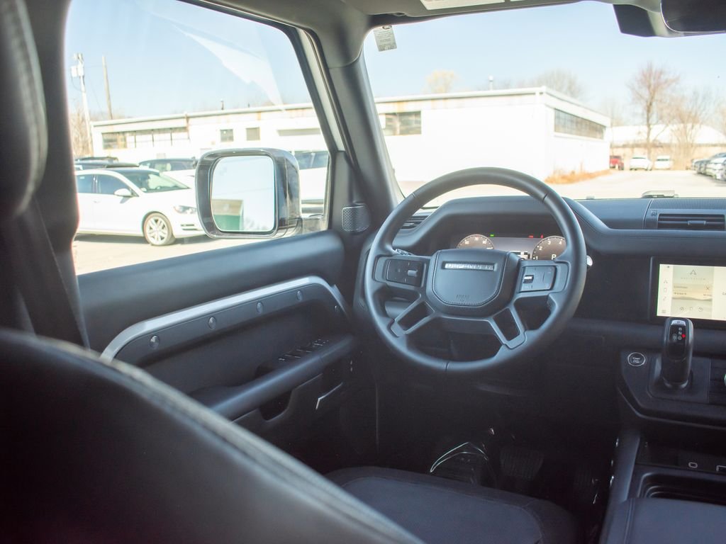 Used 2023 White Land Rover X-Dynamic SE image 17