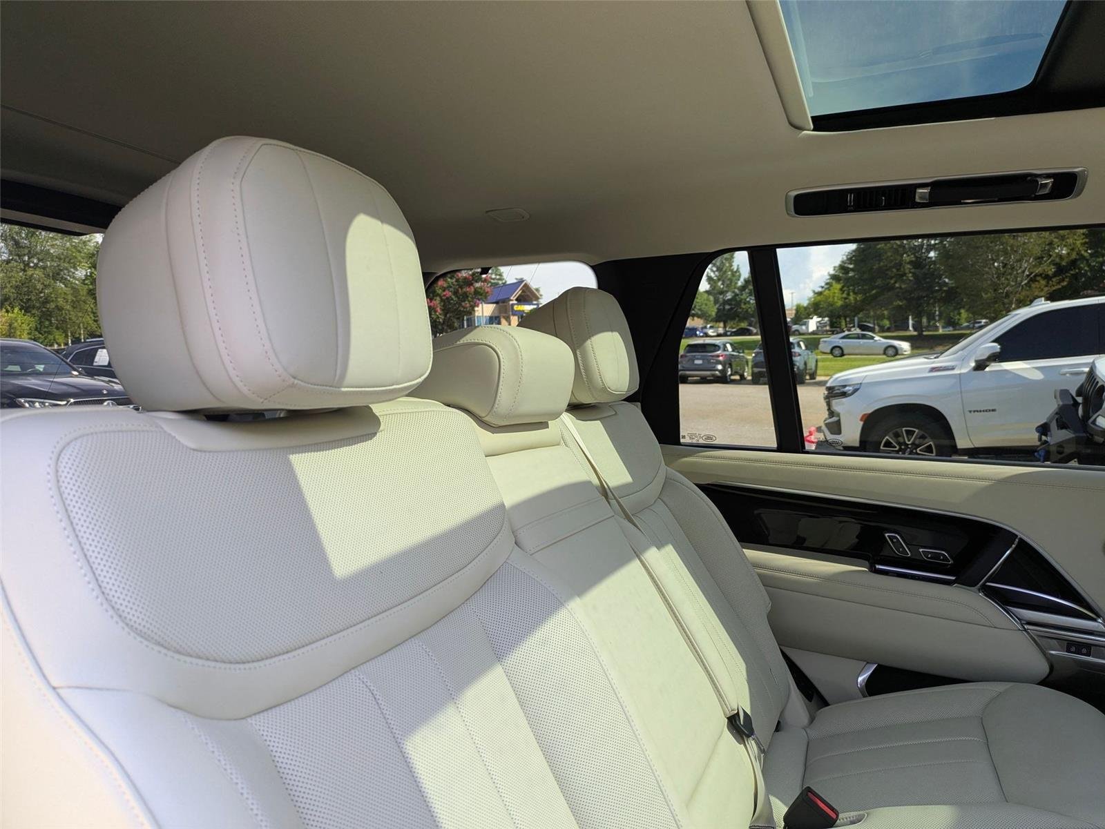 New 2026 Fuji White LAND ROVER SE 7 Seats image 32