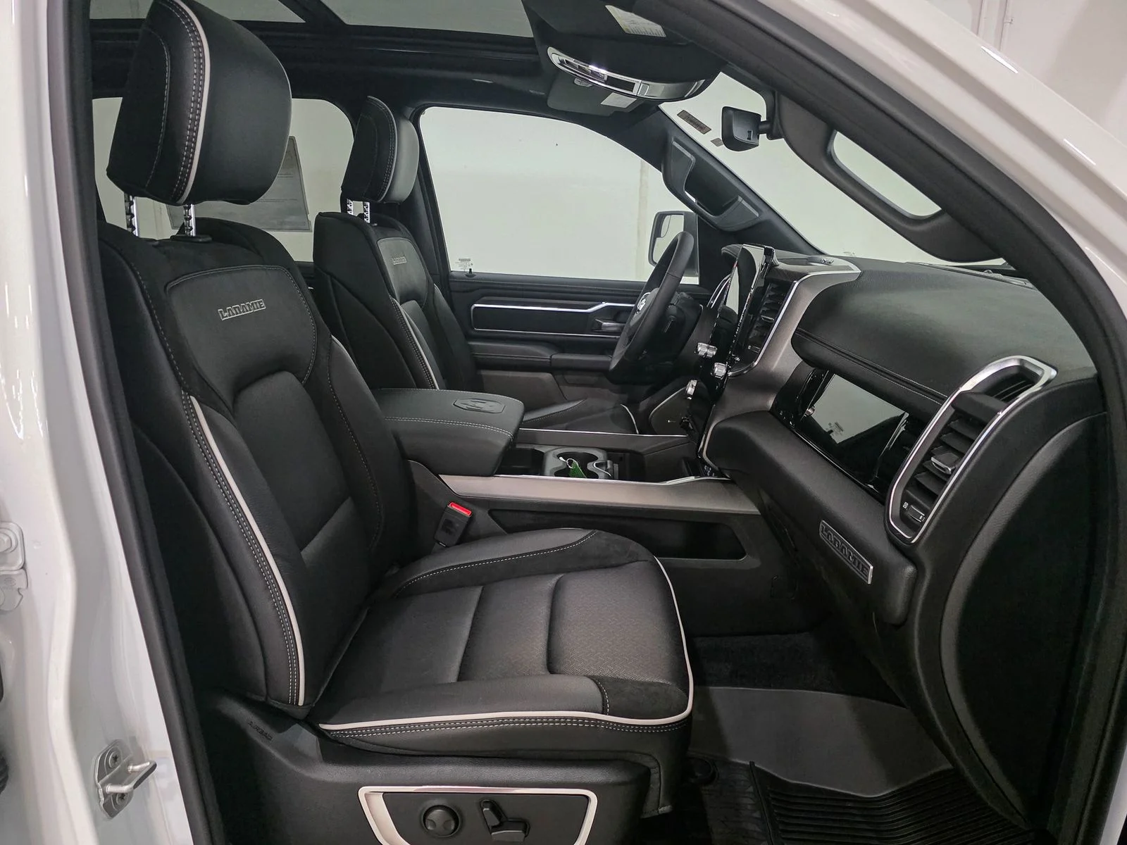 2026 RAM 1500 Laramie - Photo 22