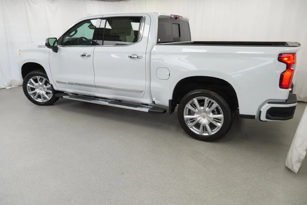 New 2026 Polar White Tricoat Chevrolet High Country image 39