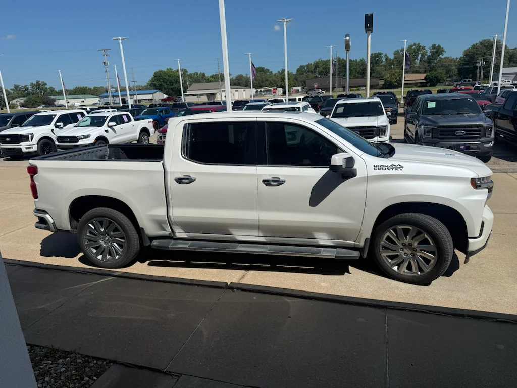 Used 2019 Iridescent Pearl Tricoat Chevrolet High Country image 11