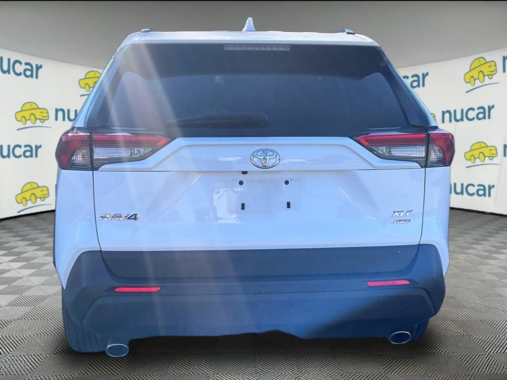 Used 2025 White Toyota XLE image 3