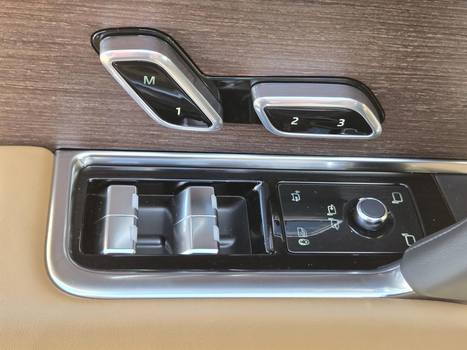New 2025 Fuji White Land Rover SE image 25