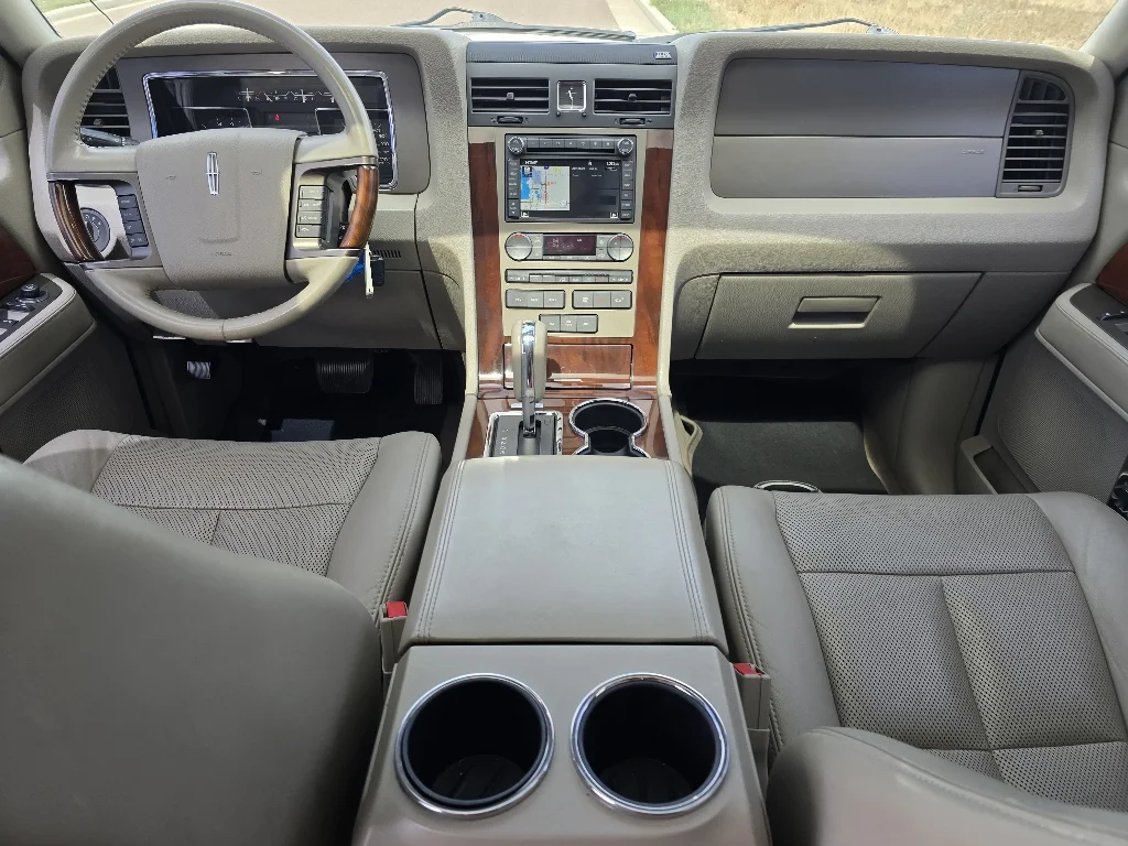Used 2013 White Platinum Metallic Tri-Coat Lincoln  image 27