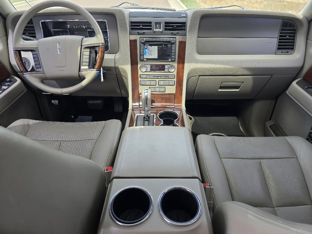 Used 2013 White Platinum Metallic Tri-Coat Lincoln  image 27