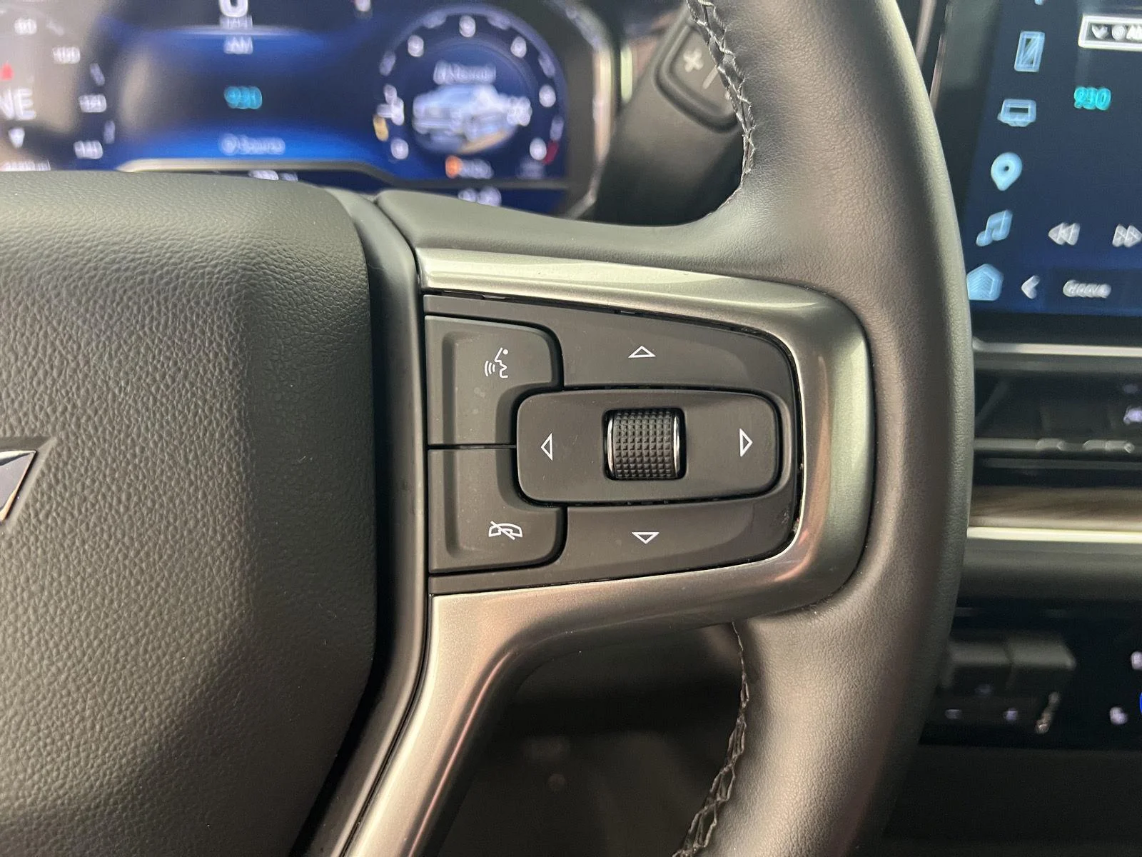 Used 2025 Sterling Gray Metallic Chevrolet LT (2FL) image 10