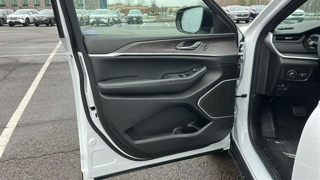 New 2026 Bright White Clear-Coat Exterior Paint Jeep Limited image 8