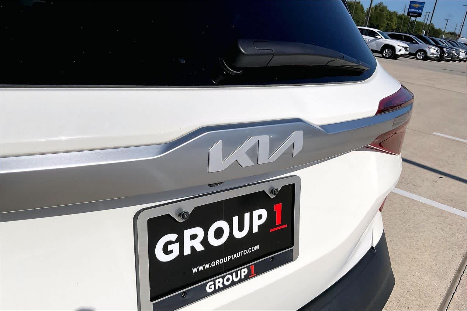 Used 2022 Clear White/Black Roof Kia S image 30