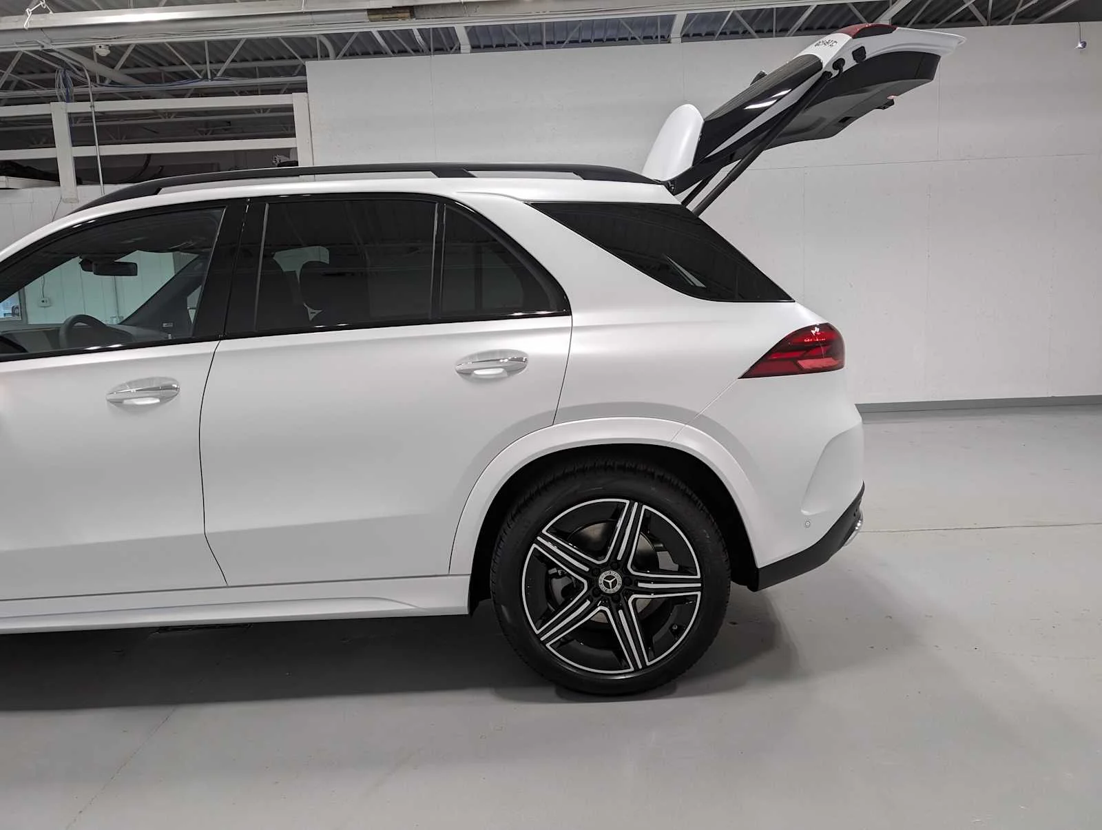 New 2026 MANUFAKTUR Moonlight White magno Mercedes-Benz GLE 450 image 9