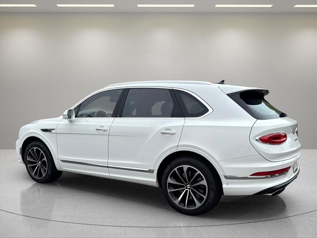 Used 2023 Glacier White Bentley V8 image 3
