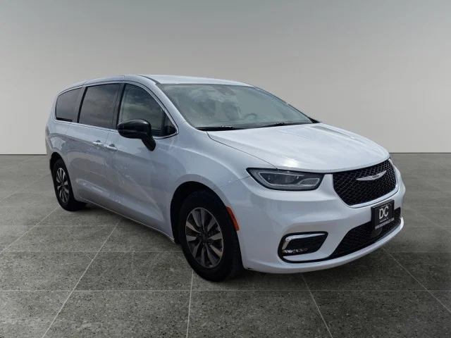 Used 2024  Chrysler  image 15