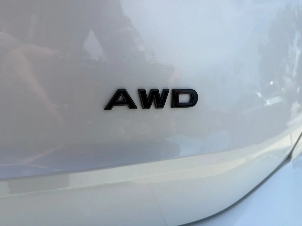 New 2026 Everest White Pearl TriCoat Nissan Dark Armor™ image 10