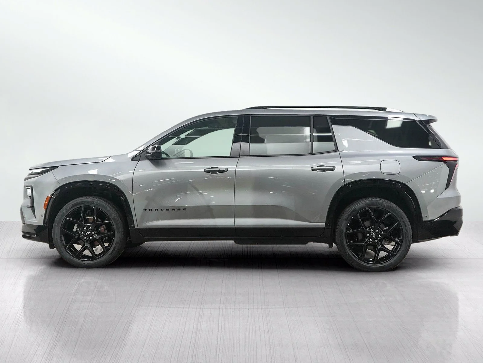 Used 2025 Chevrolet Traverse RS with VIN 1GNEVLRS1SJ214920 for sale in Wayzata, Minnesota
