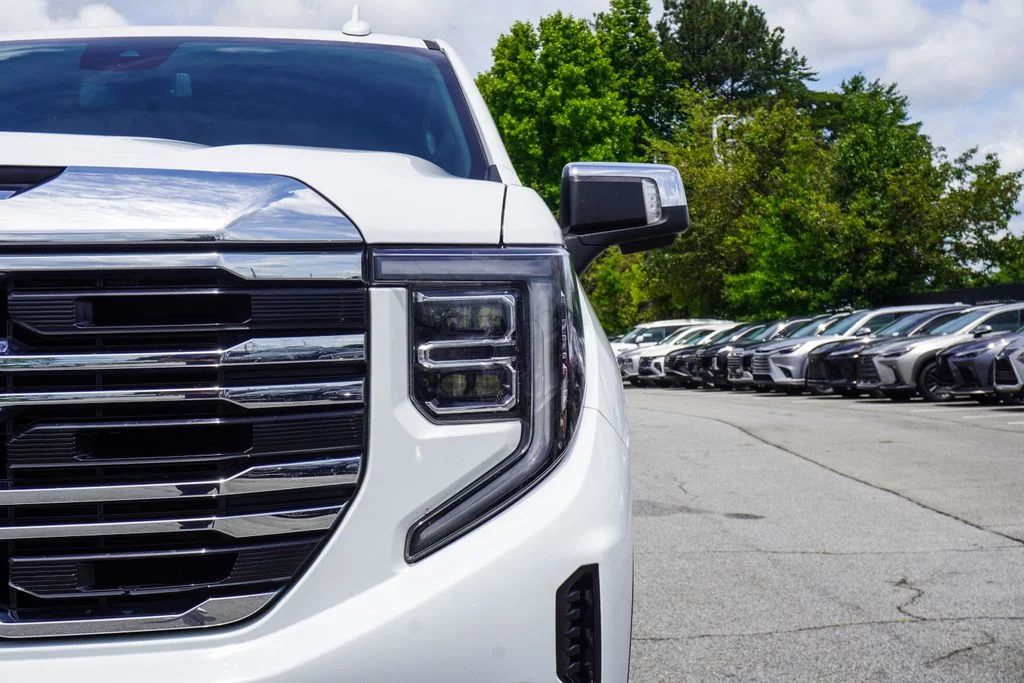 Used 2022 White GMC SLT image 39