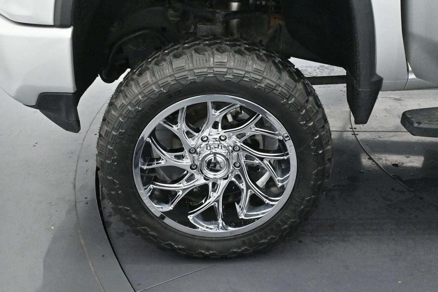 Used 2020 Silver Ice Metallic Chevrolet High Country image 35