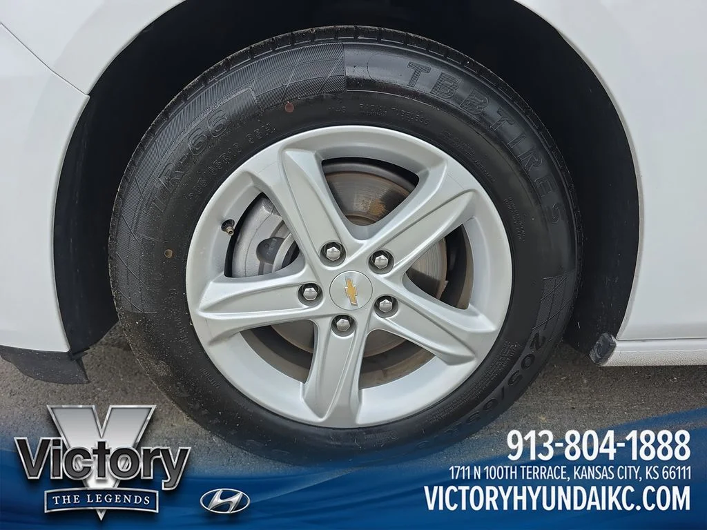 Used 2024 White Chevrolet LT image 27