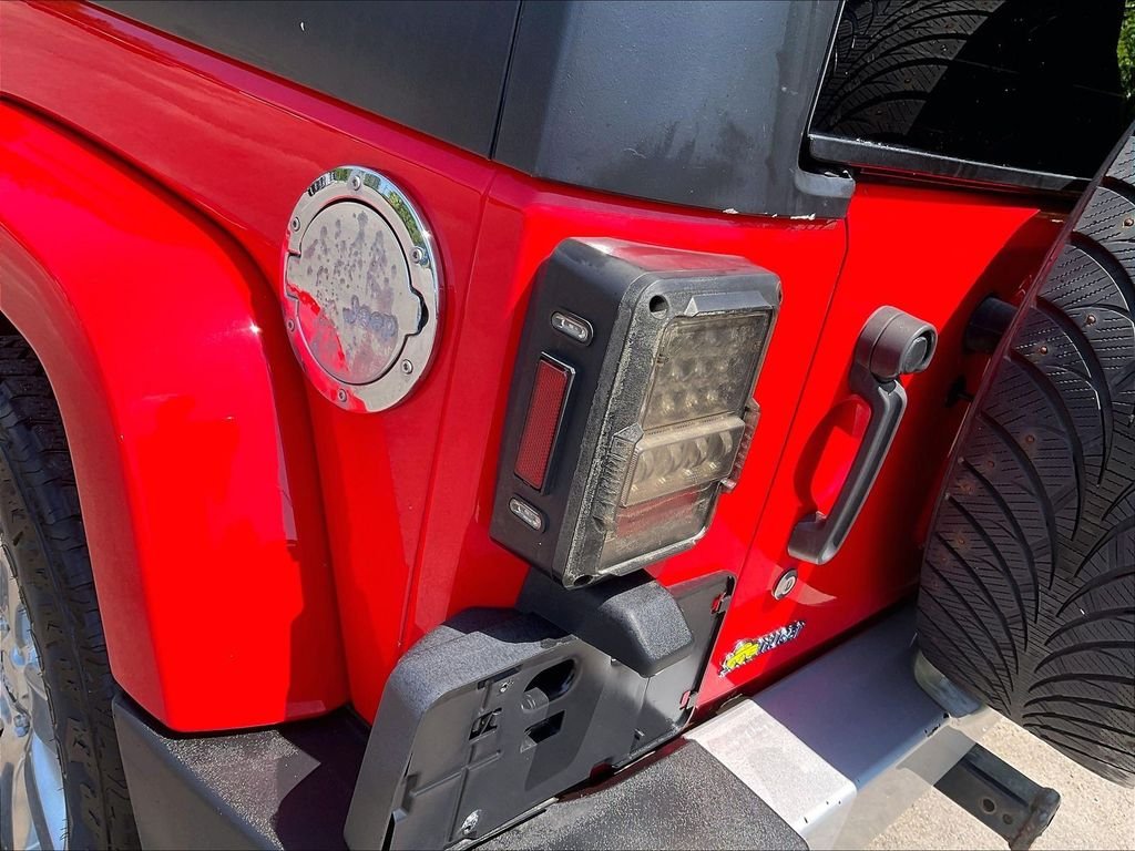 Used 2015 Red Jeep Unlimited Sahara image 30
