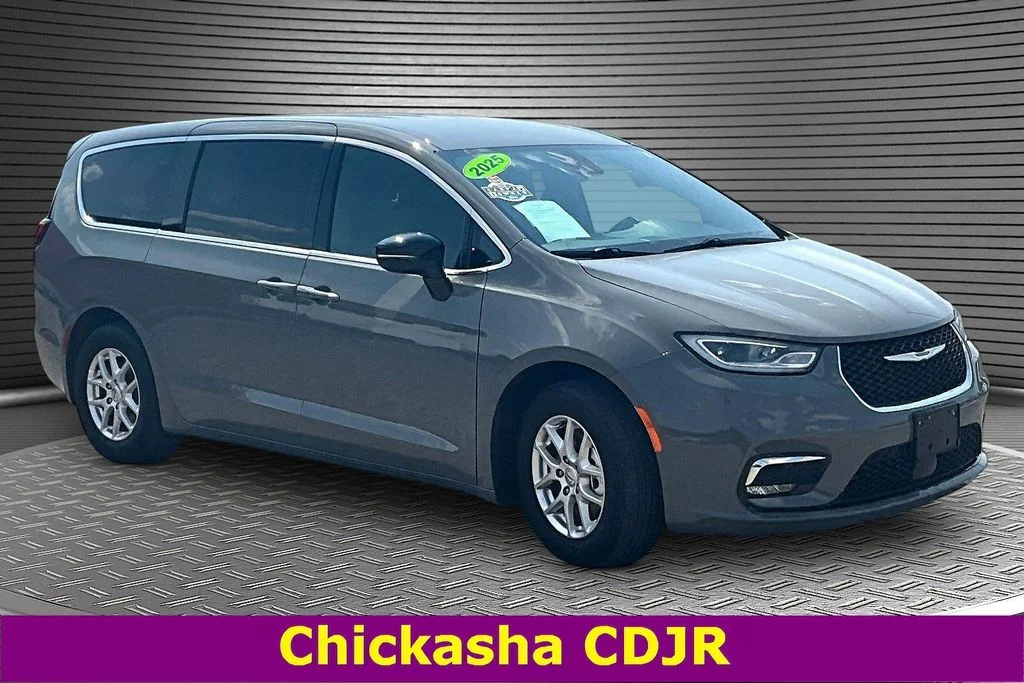 Used 2025 White Chrysler Select image 3