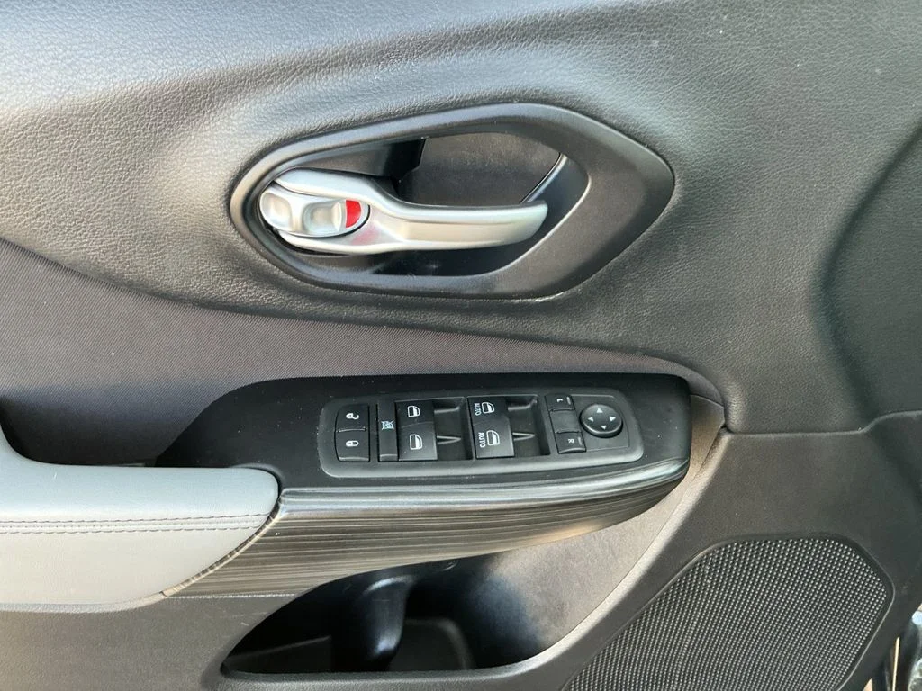 Used 2014 Black Jeep Latitude image 10