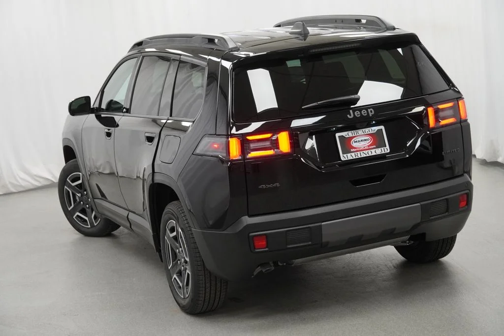 New 2026 Diamond Black Crystal Pearl-Coat Exterior Paint Jeep Limited image 11