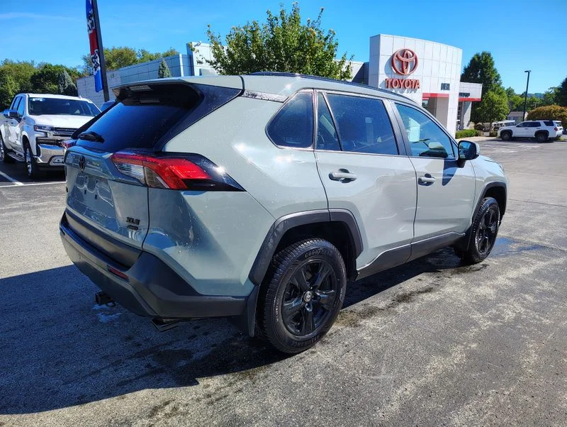 Used 2023  Toyota XLE image 4